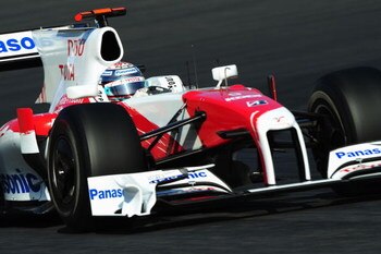 SUZUKA, JAPAN - OCTOBER 04:  Jarno Trulli of Italy and Toyota drives on his way to finishing second during the Japanese Formula One Grand Prix at Suzuka Circuit on October 4, 2009 in Suzuka, Japan.  (Photo by Clive Mason/Getty Images)