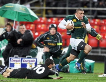 WELLINGTON, NEW ZEALAND - JULY 05:  Bryan Habana of the Springboks runs out of a tackle by Dan Carter of the All Blacks during the 2008 Tri Nations series match between the New Zealand All Blacks and the South African Springboks at Westpac Stadium on July
