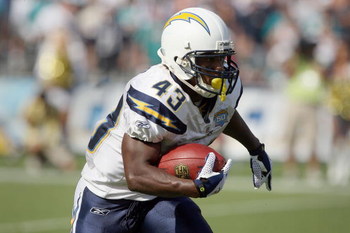SAN DIEGO, CA - SEPTEMBER 27: Running back Darren Sproles #43 of the San Diego Chargers runs with the ball against the Miami Dolphins at Qualcomm Stadium on September 27, 2009 in San Diego, California. (Photo by Donald Miralle/Getty Images)