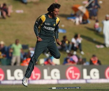 CENTURION, SOUTH AFRICA - SEPTEMBER 30:  Mohammad Asif of Pakistan celebrates the wicket of Cameron White of Australia during the ICC Champions Trophy Group A match between Australia and Pakistan played at Supersport Park on September 30, 2009 in Centurio