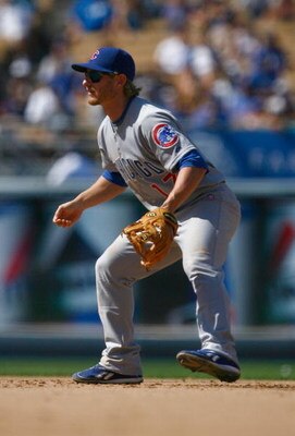 LOS ANGELES, CA - AUGUST 23:  Mike Fontenot #17 of the Chicago Cubs fields against the Los Angeles Dodgers at Dodger Stadium on August 23, 2009 in Los Angeles, California. The Cubs defeated the Dodgers 3-1.  (Photo by Jeff Gross/Getty Images)