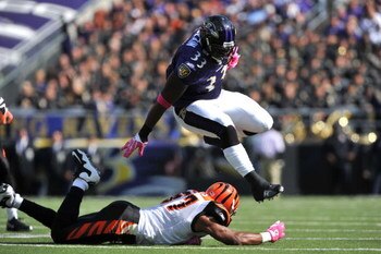 BALTIMORE - OCTOBER 11:  Le'Ron McClain #33 of the Baltimore Ravens runs the ball against the Cincinnati Bengals at M&T Bank Stadium on October 11, 2009 in Baltimore, Maryland. The Bengals defeated the Ravens 17-14. (Photo by Larry French/Getty Images)