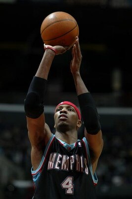 LOS ANGELES - JANUARY 11:  Stromile Swift #4 of the Memphis Grizzlies shoots a free throw during the game against the Los Angeles Clippers on January 11, 2004 at the Staples Center in Los Angeles, California.  The Grizzlies won 108-107.  NOTE TO USER:  Us