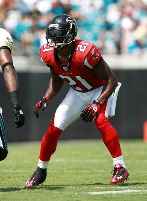 JACKSONVILLE, FL - SEPTEMBER 16: Cornerback DeAngelo Hall #21 of the Atlanta Falcons defends against Jacksonville Jaguars the at Alltel Stadium on September 16, 2007 in Jacksonville, Florida. The Jaguars defeated the Falcons 13-7. (Photo by Doug Benc/Ge