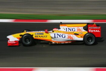 PORTIMAO, PORTUGAL - JANUARY 21:  Fernando Alonso of Spain and Renault drives the new Renault R29 during Formula One winter testing at the Autodromo Internacional do Algarve on January 21, 2009 in Portimao, Portugal.  (Photo by Ker Robertson/Getty Images)