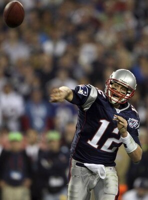 GLENDALE, AZ - FEBRUARY 03:  Tom Brady #12 of of the New England Patriots passes the ball in the fourth quarter of Super Bowl XLII against the New York Giants on February 3, 2008 at the University of Phoenix Stadium in Glendale, Arizona.  (Photo by Elsa/G