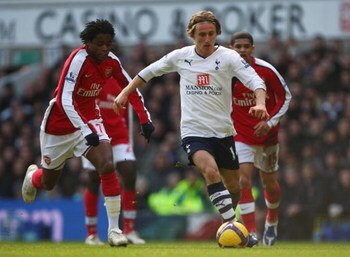 LONDON - FEBRUARY 08:  Luka Modric of Tottenham Hotspur is chased by Alexandre Song of Arsenal during the Barclays Premier League match between Tottenham Hotspur and Arsenal at White Hart Lane on February 8, 2009 in London, England.  (Photo by Mike Hewitt