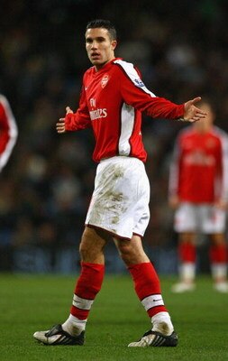 MANCHESTER, UNITED KINGDOM - NOVEMBER 22:  Robin Van Persie of Arsenal looks  dejected during the Barclays Premier League match between Manchester City and Arsenal at the City of Manchester Stadium on November 22, 2008 in Manchester, England.  (Photo by A