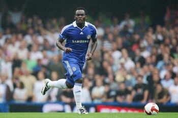 LONDON - AUGUST 31:  Michael Essien of Chelsea in action during the Barclays Premier League match between Chelsea and Tottenham Hotspur at Stamford Bridge on August 31, 2008 in London, England.  (Photo by David Cannon/Getty Images)