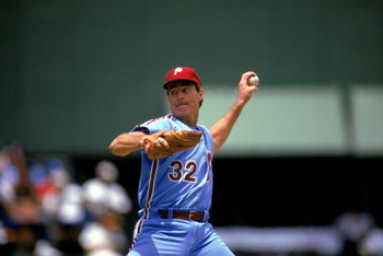 SAN DIEGO - 1986:  Steve Carlton #32 of the Philadelphia Phillies pitches during the 1986 season MLB game against the San Diego Padres at Jack Murphy Stadium in San Diego, California.  (Photo by Stephen Dunn/Getty Images) 