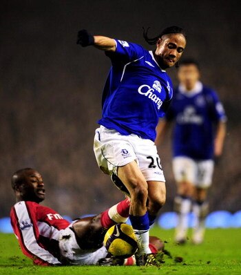 LIVERPOOL, UNITED KINGDOM - JANUARY 28:  Steven Pienaar of Everton is challengd by William Gallas of Arsenal during Barclays Premier League match between Everton and Arsenal at Goodison Park on January 28, 2009 in Liverpool, England.  (Photo by Shaun Bott