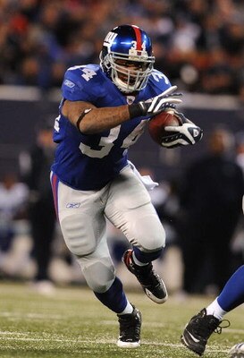 EAST RUTHERFORD, NJ - NOVEMBER 02:  Derrick Ward #34 of the New York Giants runs with the ball against the Dallas Cowboys during their game on November 2, 2008 at Giants Stadium in East Rutherford, New Jersey.  (Photo by Al Bello/Getty Images)