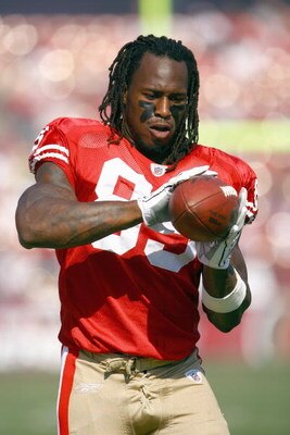 SAN FRANCISCO - OCTOBER 26:  Vernon Davis #85 of the San Francisco 49ers warms up before the game against the Seattle Seahawks at Candlestick Park on October 26, 2008 in San Francisco, California. (Photo by: Jeff Gross/Getty Images)