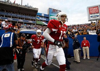 TAMPA, FL - FEBRUARY 01:  Kurt Warner #13 of the Arizona Cardinals takes the field before playing against the Pittsburgh Steelers in Super Bowl XLIII on February 1, 2009 at Raymond James Stadium in Tampa, Florida.  (Photo by Chris Graythen/Getty Images)