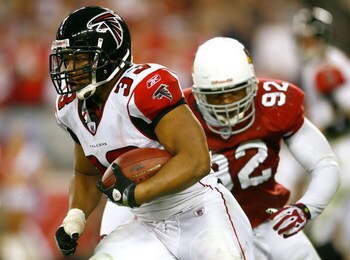 GLENDALE, AZ - JANUARY 03:  Runningback Michael Turner #33 of the Atlanta Falcons rushes the ball past Bertrand Berry #92 of the Arizona Cardinals during the NFC Wild Card Game on January 3, 2009 at University of Phoenix Stadium in Glendale, Arizona. The 