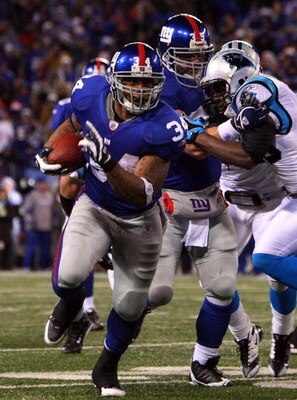 EAST RUTHERFORD, NJ - DECEMBER 21:  Derrick Ward #34 of the New York Giants runs the ball against the Carolina Panthers on December 21, 2008 at Giants Stadium in East Rutherford, New Jersey.  (Photo by Jim McIsaac/Getty Images)