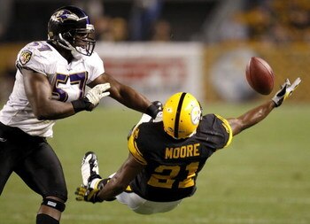 PITTSBURGH - SEPTEMBER 29:  Mewelde Moore #21 of the Pittsburgh Steelers tries to pull in a fourth quarter pass next to Bart Scott #57 of the Baltimore Ravens on September 29, 2008 at Heinz Field in Pittsburgh, Pennsylvania. Pittsburgh won the game 23-20.
