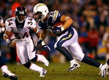 SAN DIEGO - DECEMBER 28:  Jacob Hester #22 of the San Diego Chargers runs with the ball after a catch past Josh Bell #34 of the Denver Broncos during the NFL game at Qualcomm Stadium on December 28, 2008 in San Diego, California. The Chargers defeated the