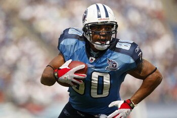 NASHVILLE, TN - SEPTEMBER 21:  Bo Scaife #80 of the Tennessee Titans carries the ball during the game against the Houston Texans at LP Field on September 21, 2008 in Nashville, Tennessee. (Photo by Streeter Lecka/Getty Images)