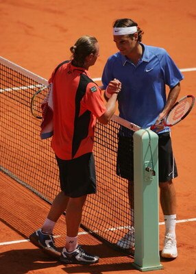 PARIS - JUNE 09:  David Nalbandian (L) of Argentina talks to Roger Federer of Switzerland after retiring hurt from their semi-final match during day thirteen of the French Open at Roland Garros on June 9, 2006 in Paris, France.  (Photo by Matthew Stockman