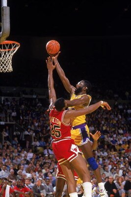 LOS ANGELES - 1987:  James Worthy #42 of the Los Angeles Lakers shoots a lay up during an NBA game against the Chicago Bulls at the Great Western Forum in Los Angeles, California in 1987. (Photo by: Rick Stewart/Getty Images)