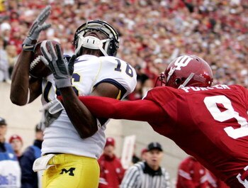 BLOOMINGTON, IN - NOVEMBER 11:  Adrian Arrington #16 of the Michigan Wolverines pulls in a first quater touchdown against Tracy Porter #9 of the Indiana Hoosiers on November 11, 2006 at Memorial Stadium in Bloomington, Indiana.  (Photo by Gregory Shamus/G