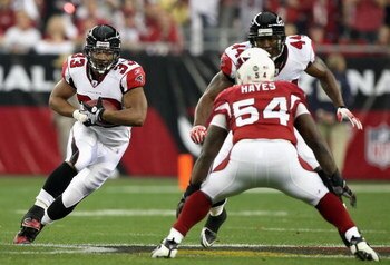 GLENDALE, AZ - JANUARY 03:  Runningback Michael Turner #32 of the Atlanta Falcons rushes the ball against the Arizona Cardinals during the NFC Wild Card Game on January 3, 2009 at University of Phoenix Stadium in Glendale, Arizona.  (Photo by Jed Jacobsoh