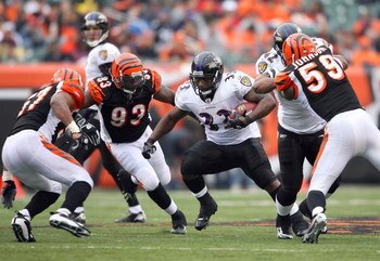 CINCINNATI - NOVEMBER 30:  Fullback Le'Ron McClain #33 of the Baltimore Ravens runs with the ball during their NFL game against the Cincinnati Bengals on November 30, 2008 at Paul Brown Stadium in Cincinnati, Ohio. The Ravens defeated the Bengals 34-3.(Ph