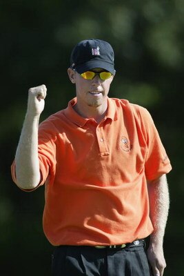 BLOOMFIELD HILLS - August 25: Hunter Mahan pumps his fist during his finals match against Ricky Barnes during the USGA Amateur Championship at Oakland Hills Country Club in Bloomfield Hills, Michigan on August 25, 2002. DIGITAL PICTURE . (Getty Images - T