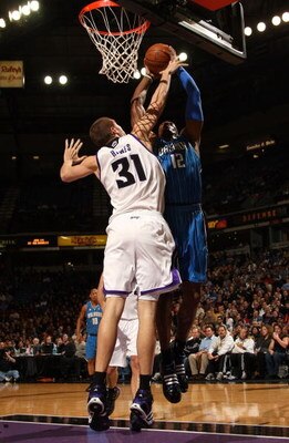 SACRAMENTO, CA - JANUARY 13:  Dwight Howard #12 of the Orlando Magic shoots against Spencer Hawes #31 of the Sacramento Kings during an NBA game on January 13, 2009 at ARCO Arena in Sacramento, California. NOTE TO USER: User expressly acknowledges and agr