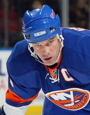 UNIONDALE, NY - FEBRUARY 21:  Bill Guerin #13 of the New York Islanders skates against the New Jersey Devils on February 21, 2009 at Nassau Coliseum in Uniondale, New York. The Isles shutout the Devils 4-0.  (Photo by Jim McIsaac/Getty Images)