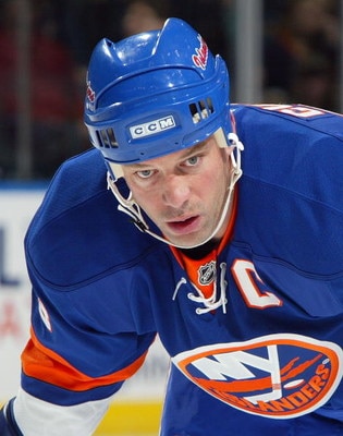 UNIONDALE, NY - FEBRUARY 21:  Bill Guerin #13 of the New York Islanders skates against the New Jersey Devils on February 21, 2009 at Nassau Coliseum in Uniondale, New York. The Isles shutout the Devils 4-0.  (Photo by Jim McIsaac/Getty Images)