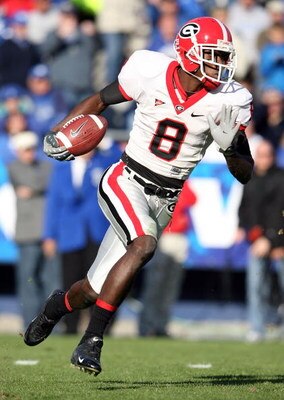LEXINGTON, KY - NOVEMBER 08: A.J. Green #8 of the Georgia Bulldogs runs with the ball during the game against the Kentucky Wildcats at the Commonwealth Stadium on November 8, 2008 in Lexington, Kentucky. (Photo by Andy Lyons/Getty Images)