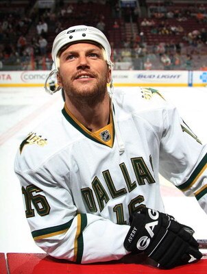 PHILADELPHIA - NOVEMBER 24:  Sean Avery #16 of the Dallas Stars skates against the Phildelphia Flyers on November 24, 2008 at the Wachovia Center in Philadelphia, Pennsylvania.  (Photo by Bruce Bennett/Getty Images)