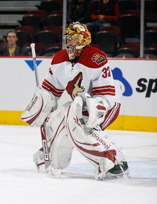 OTTAWA - OCTOBER 17:  Goaltender Mikael Tellqvist #32 of the Phoenix Coyotes warms up prior to the game against the Ottawa Senators on October 17, 2008 at the Scotiabank Place in Ottawa, Ontario, Canada. The Senators defeated the Coyotes 6-2. (Photo by Ph