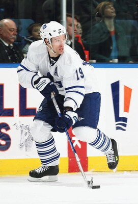 UNIONDALE, NY - FEBRUARY 26:  Dominic Moore #19of the Toronto Maple Leafs in action against The New York Islanders during their game at the Nassau Coliseum on February 26, 2009 at the Nassau Coliseum in Uniondale, New York.  (Photo by Al Bello/Getty Image