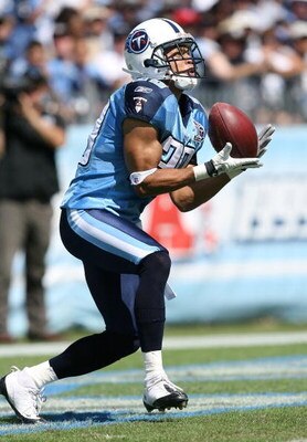 NASHVILLE, TN - SEPTEMBER 28:  Defensive back Chris Carr #29 of the Tennessee Titans finds returns a punt while taking on the Minnesota Vikings at LP Field on September 28, 2008 in Nashville, Tennessee. The Titans defeated the Vikings 30-17.  (Photo by Do