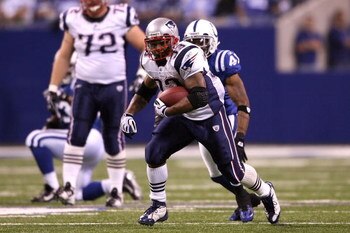 INDIANAPOLIS - NOVEMBER 02:  Kevin Faulk #33 of the New England Patriots runs the ball against the Indianapolis Colts at Lucas Oil Stadium on November 2, 2008 in Indianapolis, Indiana.  (Photo by Andy Lyons/Getty Images)