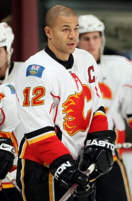 DENVER - NOVEMBER 20:  Jarome Iginla #12 of the Calgary Flames warms up prior to facing the Colorado Avalanche during NHL action at the Pepsi Center on November 20, 2008 in Denver, Colorado. The Flames defeated the Avalanche 1-0.  (Photo by Doug Pensinger