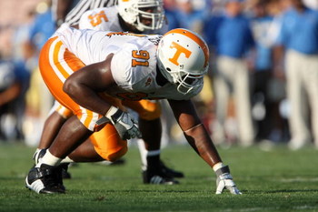 PASADENA, CA - SEPTEMBER 01: Defensive Robert Ayers #91 of the University of Tennessee Volunteers sets on the line against the UCLA Bruins on September 1, 2008 at the Rose Bowl in Pasadena, California. UCLA won 27-24 in the first overtime. (Photo by St