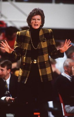 10 Dec 1994: UNIVERSITY OF TENNESSEE HEAD WOMEN''S BASKETBALL COACH PAT SUMMITT ISSUES INSTRUCTIONS TO HER TEAM FROM THE SIDELINES DURING THEIR 78-74 WIN OVER PENN STATE AT THE ROBBINS CENTER IN RICHMOND, VIRGINIA.
