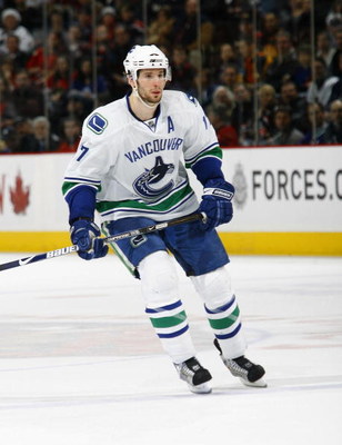 OTTAWA - FEBRUARY 19:  Ryan Kesler #17 of the Vancouver Canucks skates against the Ottawa Senators in a game on February 19, 2009 at the Scotiabank Place in Ottawa, Canada.  The Vancouver Canucks defeated the Ottawa Senators 5-2.  (Photo by Phillip MacCal