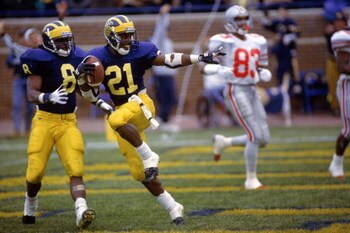 1991:  Desmond Howard #21 of the Michigan Wolverines runs makes the 'Heisman' pose right after making a 93 yard touchdown against Ohio State circa 1991 in Ann Arbor, Michigan.  Wolverines won 31 -3. (Photo by Getty Images)  