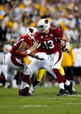 TAMPA, FL - FEBRUARY 01:  Kurt Warner #13 of the Arizona Cardinals turns to hand the ball off against the Pittsburgh Steelers during Super Bowl XLIII on February 1, 2009 at Raymond James Stadium in Tampa, Florida. Steelers won 27-23. (Photo by Chris Grayt