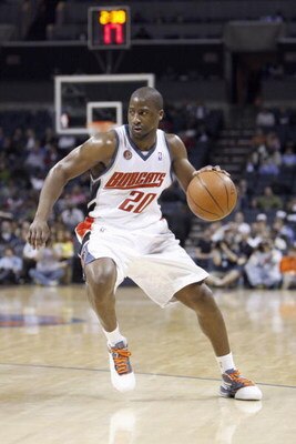 CHARLOTTE, NC - MARCH 16:  Raymond Felton #20 of the Charlotte Bobcats drives the ball against the Toronto Raptors during their game at Time Warner Cable Arena on March 16, 2009 in Charlotte, North Carolina.  NOTE TO USER: User expressly acknowledges and 