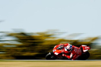 PHILLIP ISLAND, AUSTRALIA - OCTOBER 05:  Casey Stoner of Australia and the Ducati Team turns out of a bend during the Australian MotoGP at the Phillip Island Circuit on October 5, 2008 in Phillip Island, Australia.  (Photo by Quinn Rooney/Getty Images)