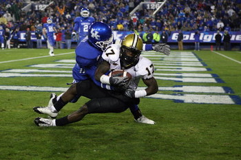 LEXINGTON, KY - NOVEMBER 15:  D.J. Moore #17 of the Vanderbilt Commodores catches a touchdown pass during the game against the Kentucky Wildcats on November 15, 2008 at Commonwealth Stadium in Lexington, Kentucky.  (Photo by Andy Lyons/Getty Images)