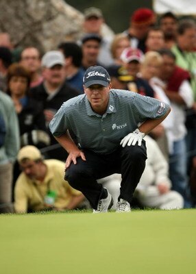 PACIFIC PALISADES, CA - FEBRUARY 22:  Steve Stricker lines up a shot 18th green during the final round of the Northern Trust Open on February 22, 2009 at Riviera Country Club in Pacific Palisades, California.  (Photo by Stephen Dunn/Getty Images)
