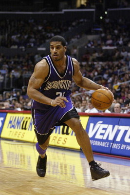 LOS ANGELES - JANUARY 18: Jim Jackson #22 of the Sacramento Kings drives upcourt during the game against the Los Angeles Clippers on January 18, 2003 at Staples Center in Los Angeles, California. The Clippers won 112-107. NOTE TO USER: User expressly a