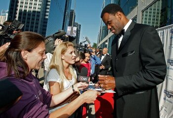 CHICAGO - JUNE 19:  Retired NBA basketball player David Robinson signs autographs as he arrives at the 2008 US Olympic Hall of Fame Induction Ceremony June 19, 2008, in Chicago, Illinois.  (Photo by Jerry Lai/Getty Images for USOC)